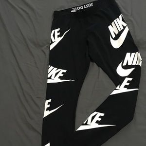 Nike “Leg A See seasonal Legging”. Size M